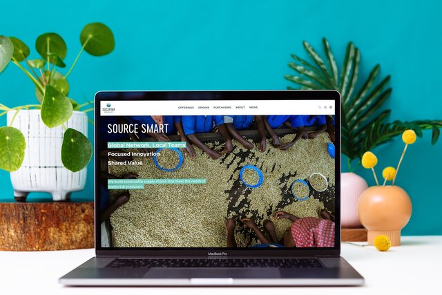 Laptop with Sucafina Homepage on a turquoise background