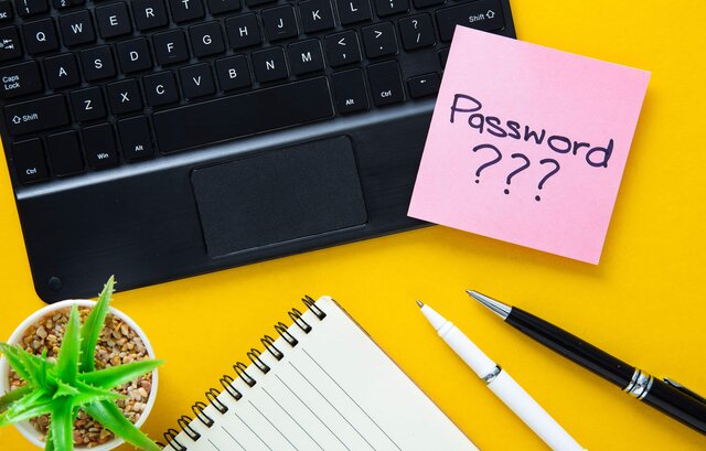 A Memo with a word password and a question mark on the keyboard.